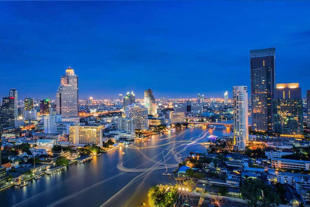 Du lịch Thái Lan mùa hè ghé thăm sông Chao Phraya ở Bangkok,