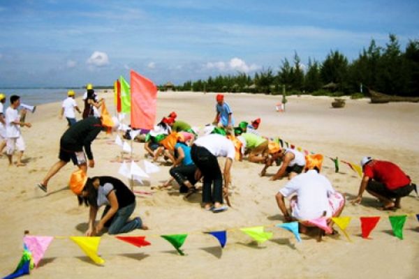 Tour Teambuilding tại biển Hải Tiến - Eureka Linh Trường